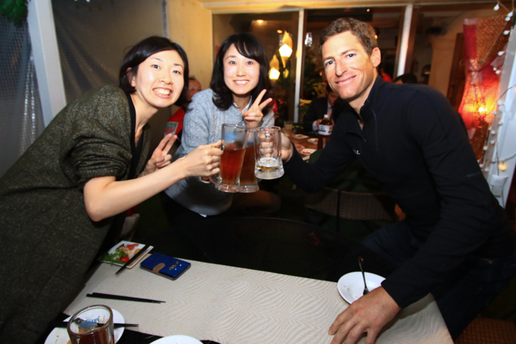 最後のレースを走ったマルティン・エルミガーとお疲れ様の乾杯!