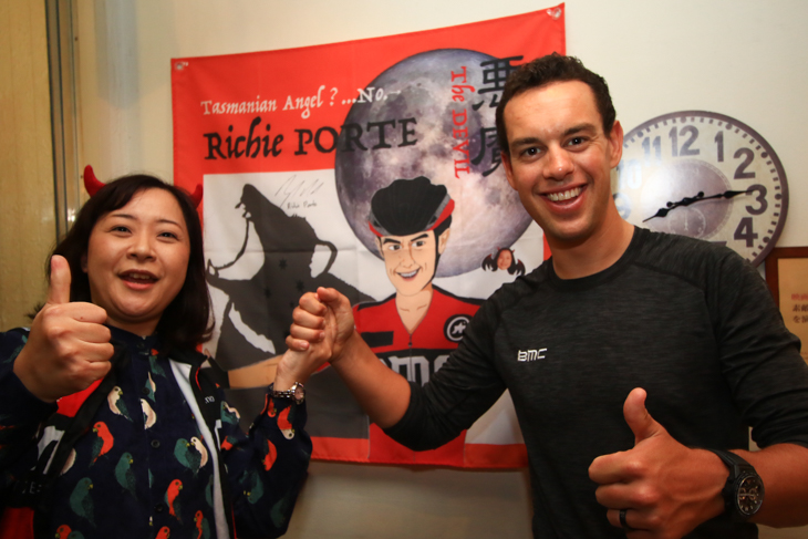 リッチー・ポートのイラストフラッグを自作した青木恭子さん。リッチーも「Good Job!」