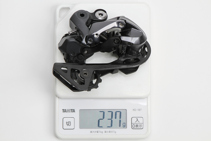 リアディレイラーは実測237g。約10gの軽量化(写真はショートケージタイプ)