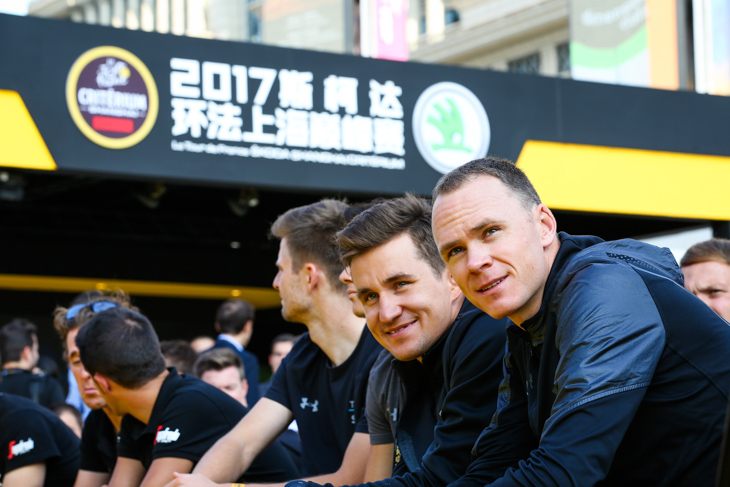 仲良く話を聞くミカル・クウィアトコウスキー(ポーランド、チームスカイ)とクリストファー・フルーム(イギリス、チームスカイ)