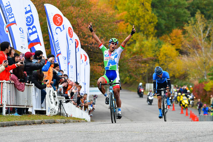 スプリント勝負を制して優勝した佐野淳哉(マトリックスパワータグ)