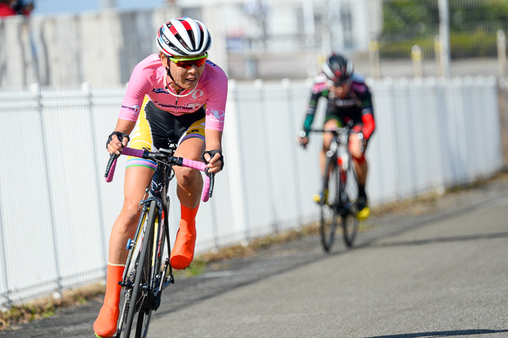 F レース中盤、伊藤杏菜(Live GARDENN BICI STELLE)を振り切る唐見実世子(弱虫ペダルサイクリングチーム)