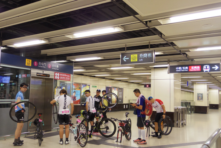 地下鉄は前輪を外せば先頭、最後尾車両には乗車可能。多くの参加者がウェアのまま地下鉄で帰って行った