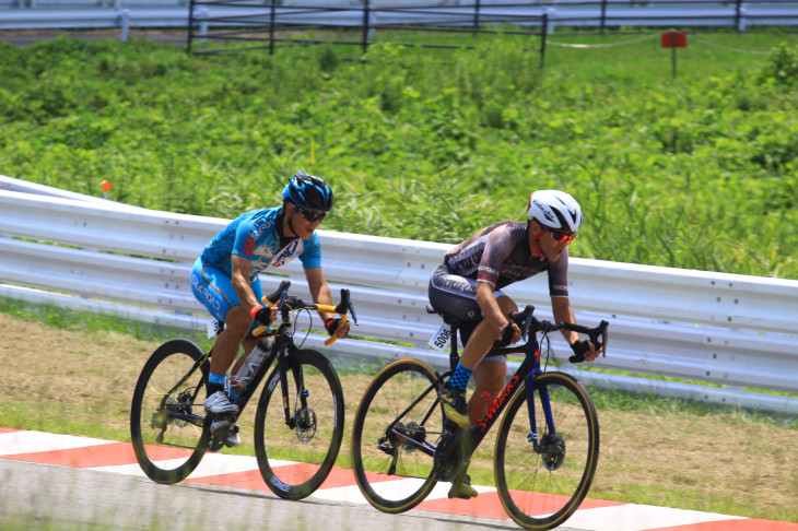 独走態勢を築くトップの2人 JPTレーサーは強い……。