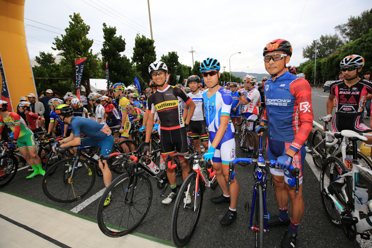 昨年のトップ3、高岡 亮寛(Roppongi Express)、井上 亮(Magellan Systems Japan)、河合 宏樹(オッティモ)が並ぶ