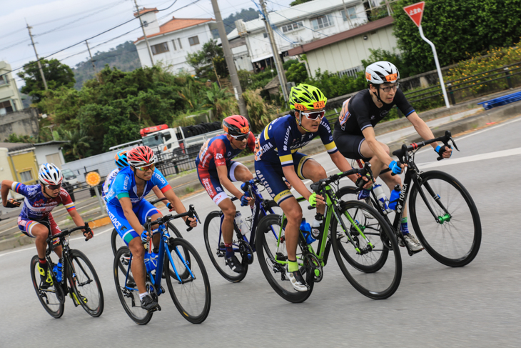 ラスト5kmに向かう6人の先頭グループ。先頭は松島拓人(なるしまフレンド)