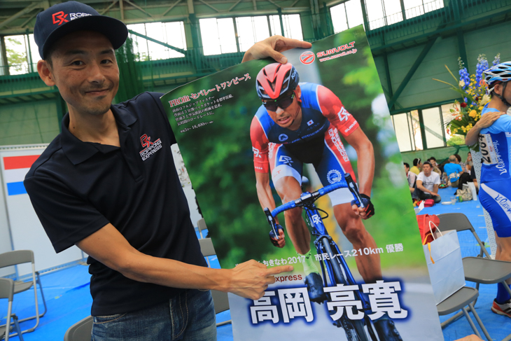 高岡亮寛(Roppongi Express)の優勝ポスターが年号入りですでに用意されていた