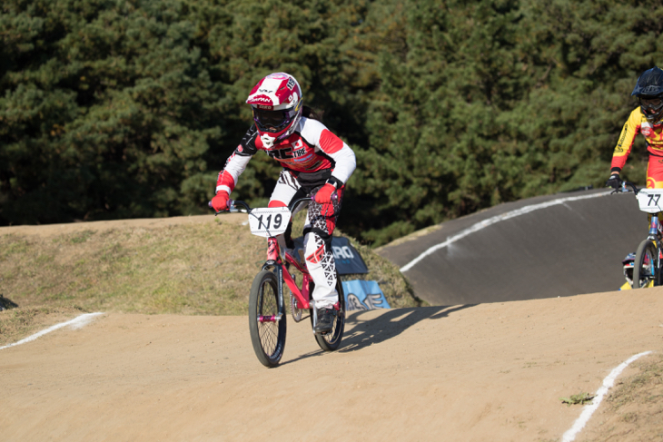 女子エリート決勝 大差を付けて独走する瀬古遥加(IRC TIRE)