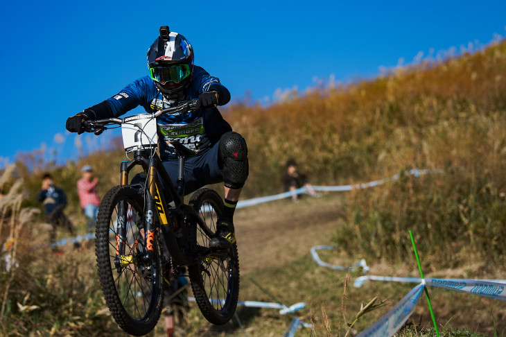DHS常勝の勢いは止まらず、KONA2018モデルのデビューウィンとなった井手川直樹(AKI FACTORY/STRIDER)