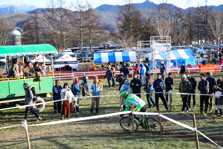 エリート男子 勢いよく追い上げるエミル・ヘケレ(Stevens Bikes Emilio Sports)