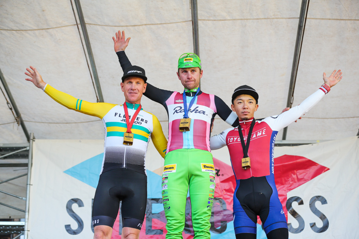 エリート男子表彰台 エミル・ヘケレ(Stevens Bikes Emilio Sports)が頂点に立つ