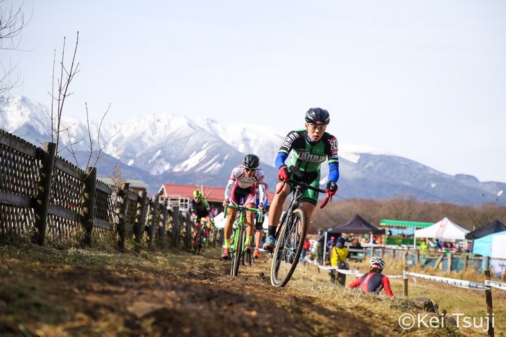 日野泰静(松山城南高校)が先頭に立ち、村上功太郎(松山工業高校)が続く