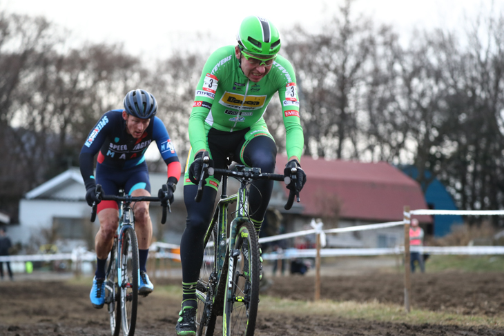 2位グループを組んで走るエミル・ヘケレ(チェコ、Stevens Bikes Emilio Sports)とギャリー・ミルバーン(オーストラリア、SPEEDVAGEN X MAAP)