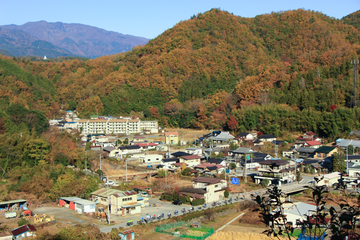 久那土の集落と紅葉に色づく山々が美しい 短い登りでも絶景が楽しめるお得な峠だ