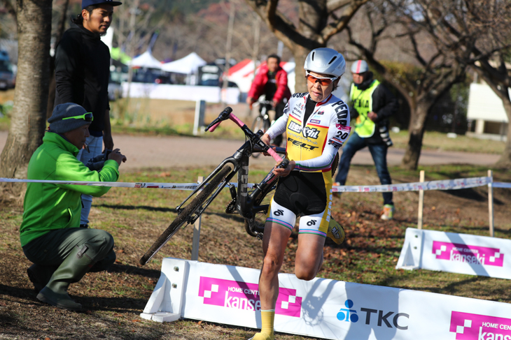 シケインを飛び越える唐見実世子(弱虫ペダルサイクリングチーム)