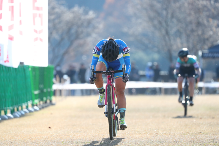 3位争いを制した今井美穂(CO2 bicycle)