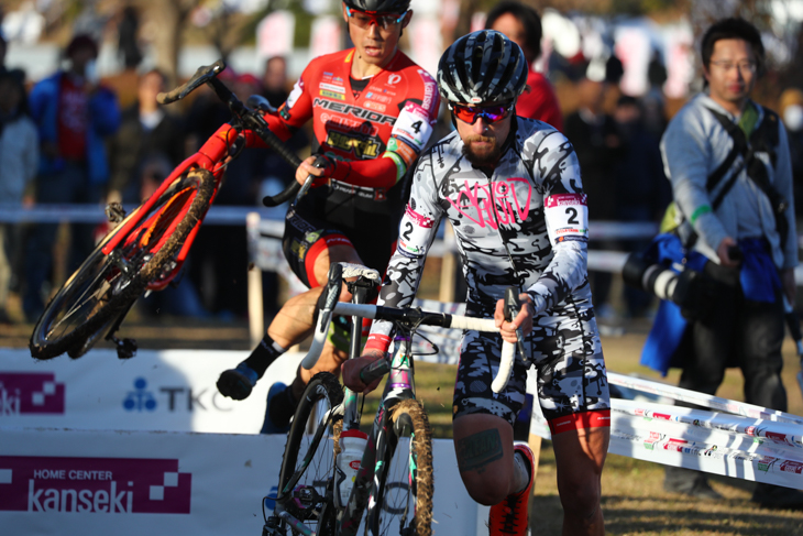 アンソニー・クラーク(アメリカ、Squid Bikes)と小坂光(宇都宮ブリッツェンシクロクロスチーム)