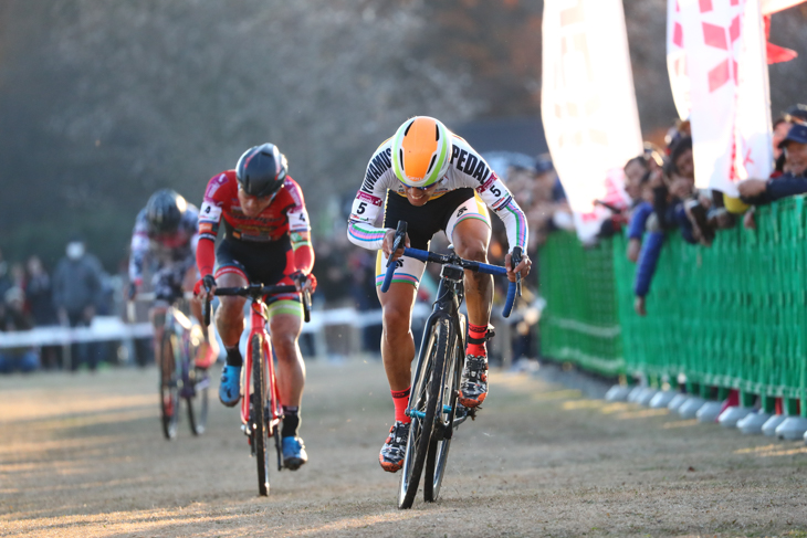スプリントで先着した前田公平(弱虫ペダルサイクリングチーム)