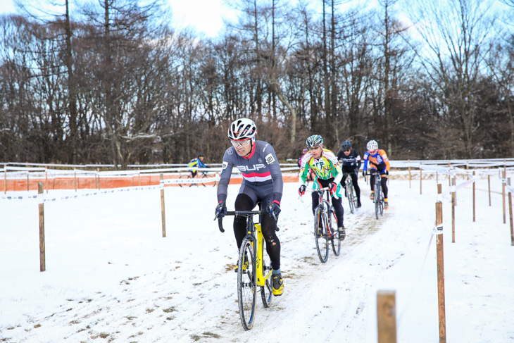 男子マスターズ50-54 先頭の羽鳥和重(cycleclub3UP)を村田隆(快レーシング)がキャッチ