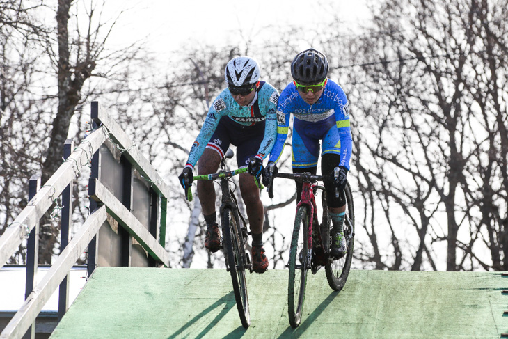 エリート女子 最終周回のフライオーバーで坂口聖香(S-Familia)が今井美穂(CO2 bicycle)に並ぶ
