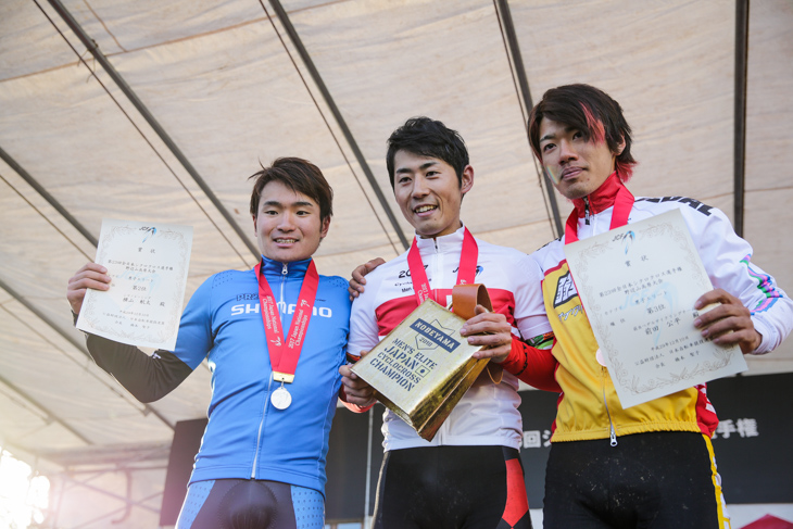 エリート男子 初めて全日本チャンピオンに輝いた小坂光(宇都宮ブリッツェンシクロクロスチーム)を囲む