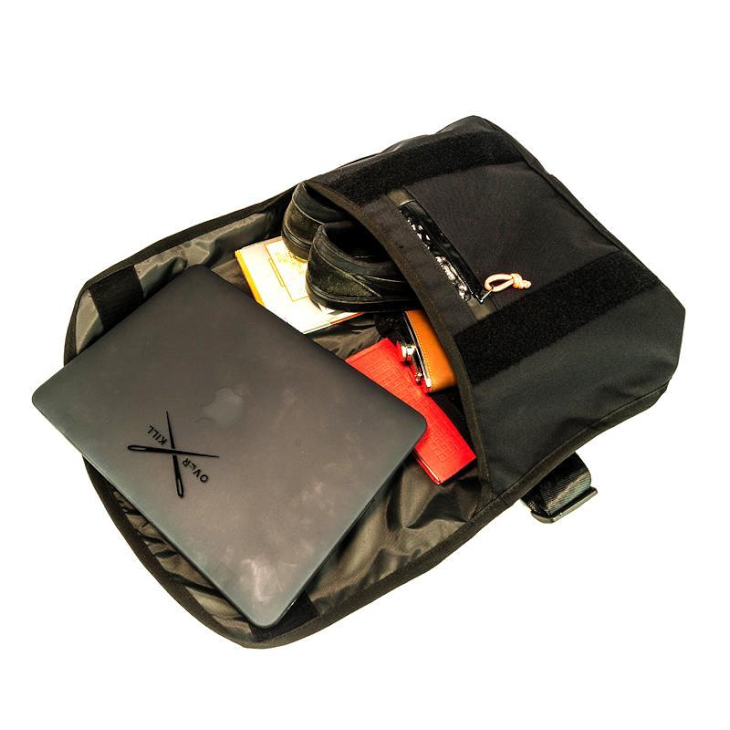 ノートPCなど日常生活に必要なアイテムはひと通り収納することができる