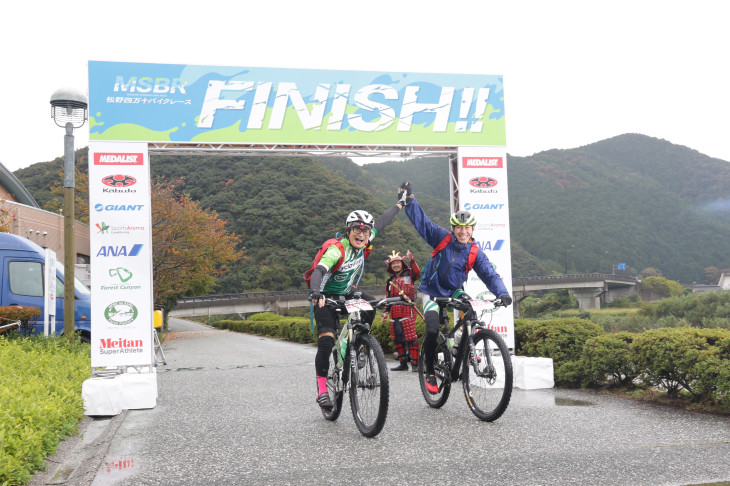 過酷なレースを終え、フィニッシュ!
