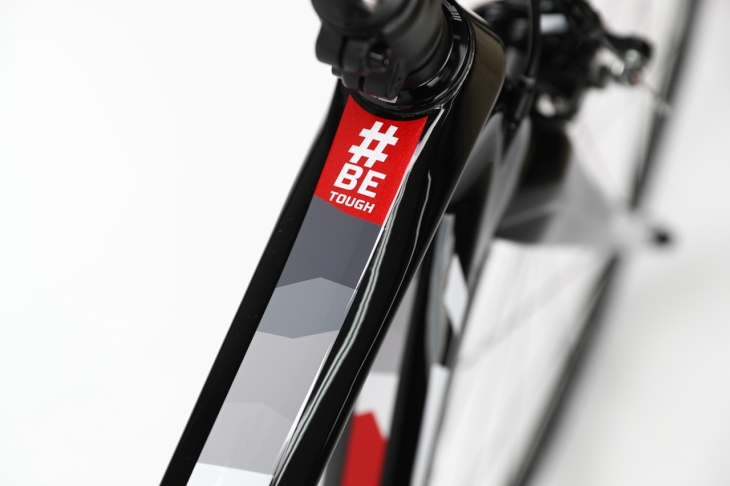 トップチューブには#Be TOUGHのスローガンが入る