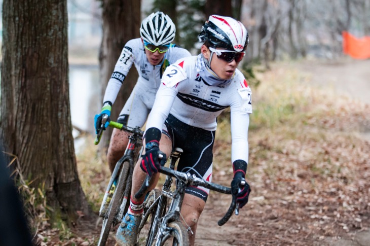 先頭を走る鈴木龍(ブリヂストンアンカーサイクリングチーム) と積田連(Team CHAINRING)
