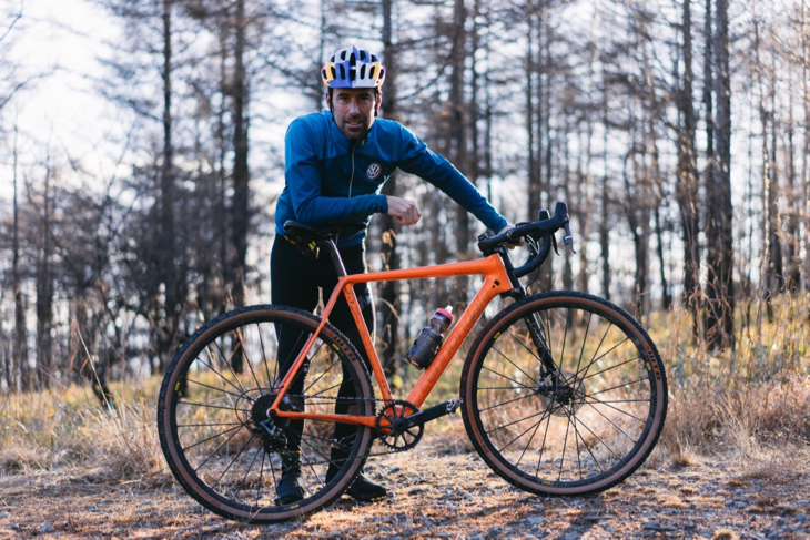 テスト中のプロトバイクと共に走ったティム。詳細は秘密