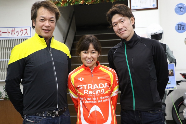 ストラーダバイクの井上代表(左)、厚海さん(中央)、山本さん(右)
