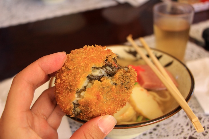 もずくが入ったもずくコロッケ 独特の食感が魅力