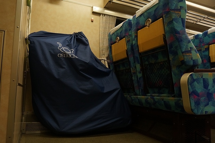 車内は余裕のある座席配置で、輪行バッグが置けそうな場所が多すぎて迷ってしまうくらい…