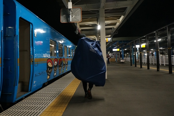 到着した気仙沼駅のホームは広くて立派でしたが、この先の鉄路はすべて失われてバスに転換されてしまいました(泣)