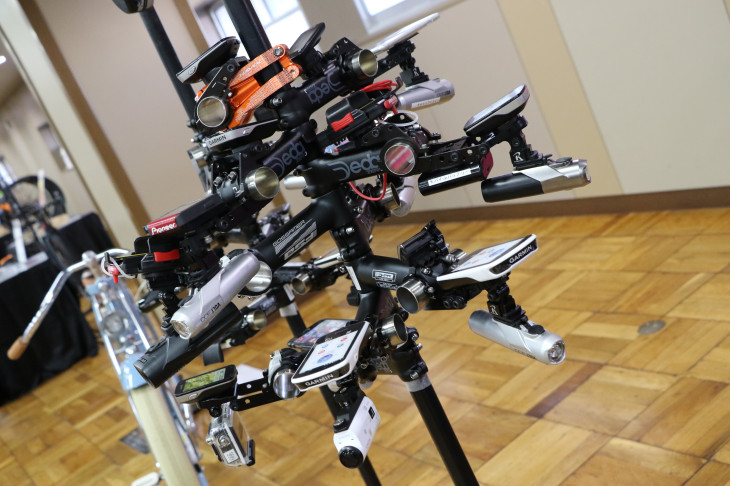 サイクルコンピューターマウントを中心としたレックマウント もはや現代アートのような展示方法である