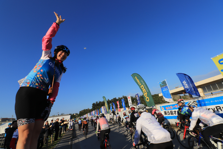 「皆さんいってらっしゃい〜」と手を振る平野由香里さん