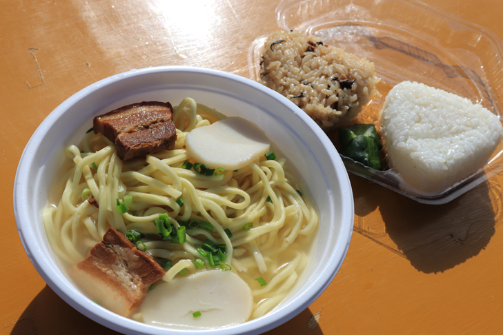沖縄そばとジューシーおにぎりが昼食だ