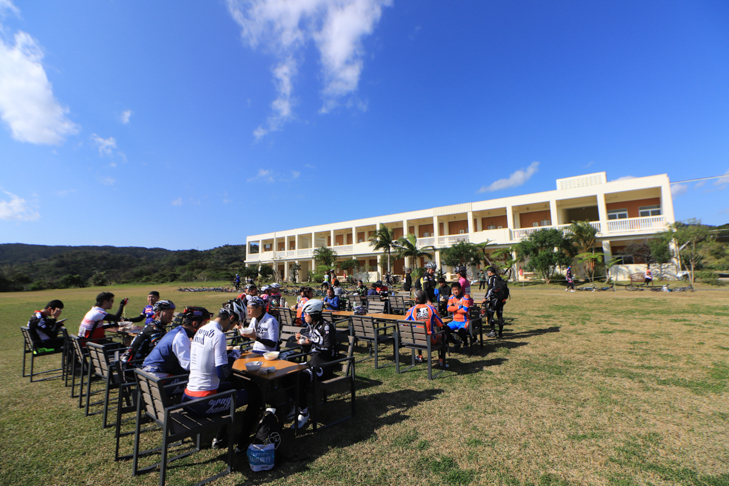 元は学校だった広々した校庭が昼食会場だ