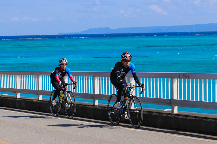両側が海の古宇利島大橋を走る。今までで最高の青さだ