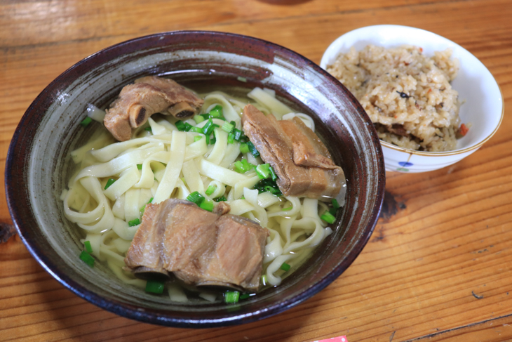 沖縄そばとジューシー(炊き込みご飯)。地元の素朴な味を楽しむ機会も