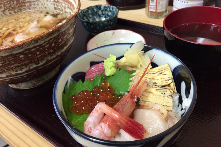 濡れて体が冷え切っていたので、温かいものが食べたくうどんと海鮮丼のセットをチョイス!