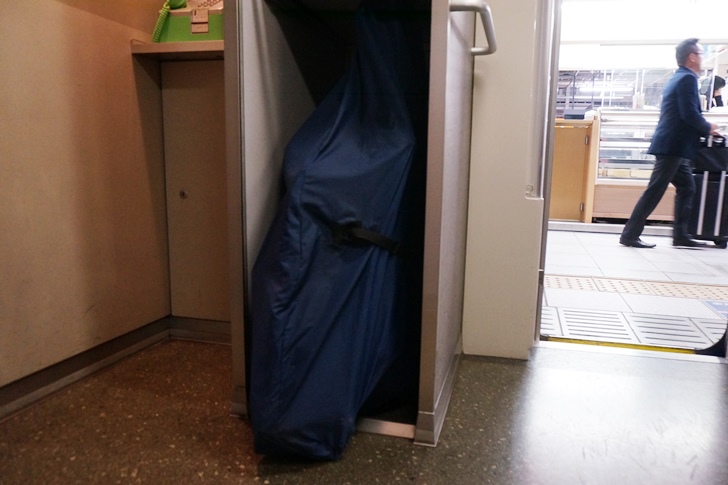 デッキに荷物置きスペースがあるのが本当にありがたい!自転車の置き場所が決まったら、あとは座席でリラックスするだけ(笑)