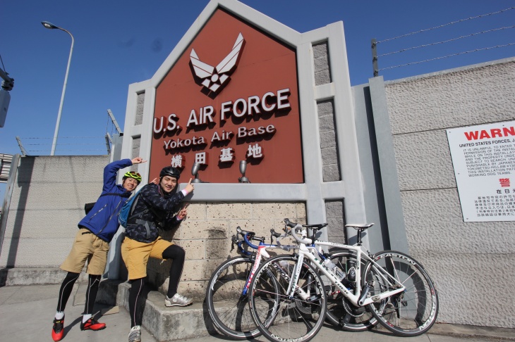 アメリカ空軍横田基地へ到着