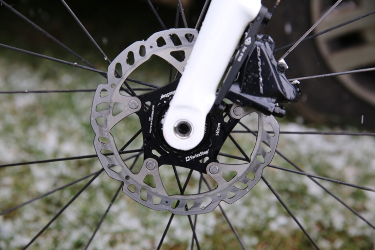 ディスクブレーキローターはスイスストップのCATALYST(前後140mm)
