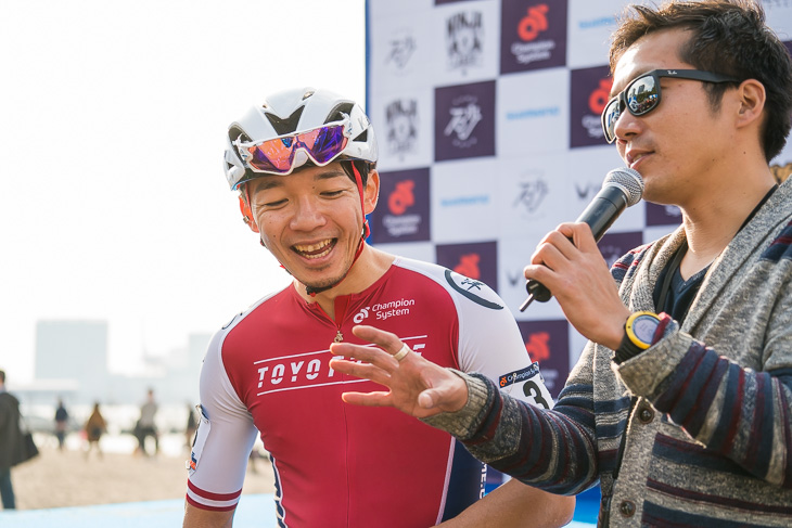 笑顔で勝利者インタビューに応じる竹之内悠(TOYO Frame)