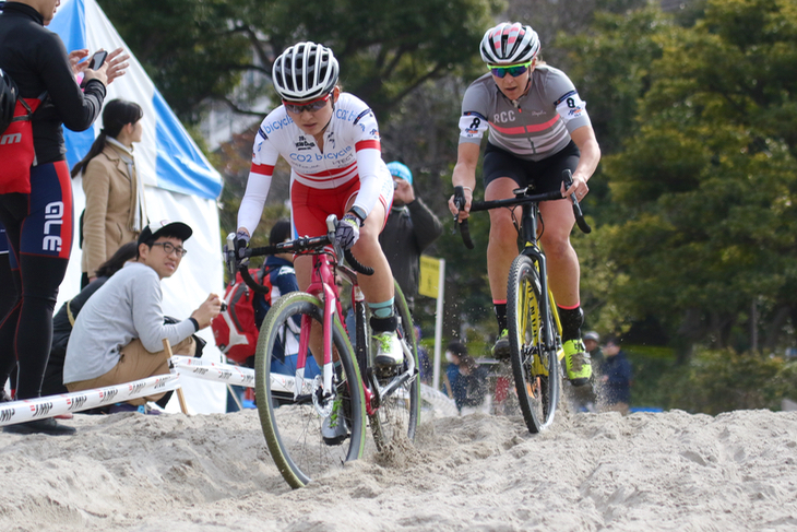 2位争いを繰り広げる今井美穂(CO2bicycle)とメレディス・ミラー(RAPHA CYCLING CLUB)