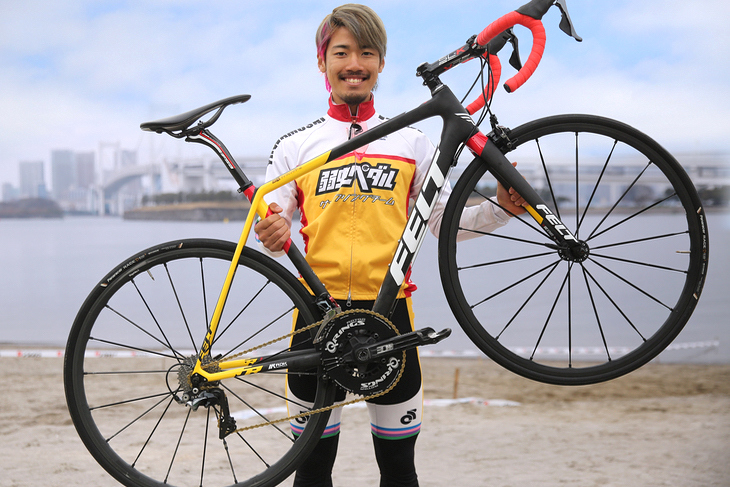 特別カラーのFR1をアピールする前田公平(弱虫ペダルサイクリングチーム)