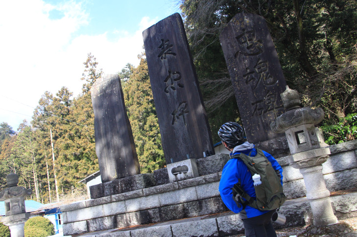戦争で亡くなった兵隊さんの魂を祀る忠魂碑 中山の滝入り口の目印にもなっています