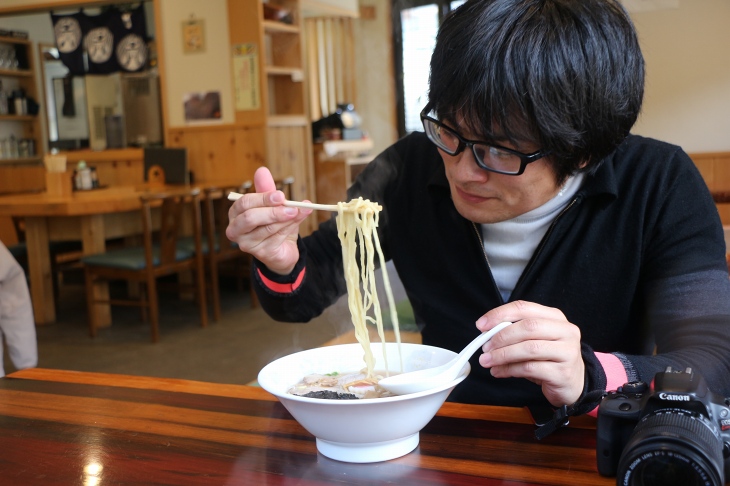 いっただきまーす!と言わんばかりの勢いで啜るヤスオカ
