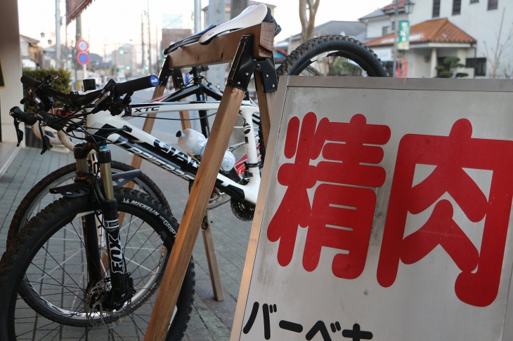 バイクラックのある精肉店。いいね!